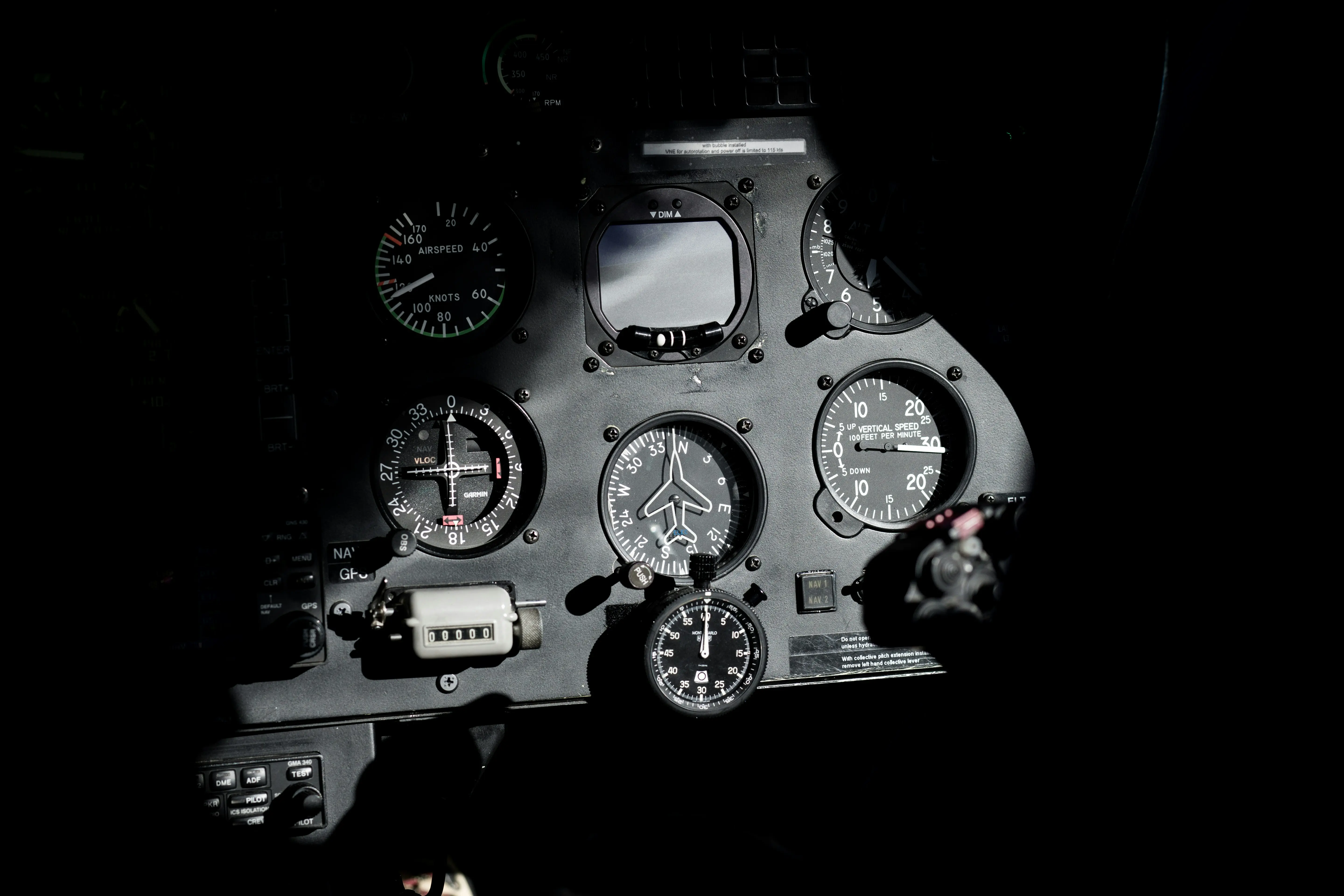 Aircraft cockpit instrument panel